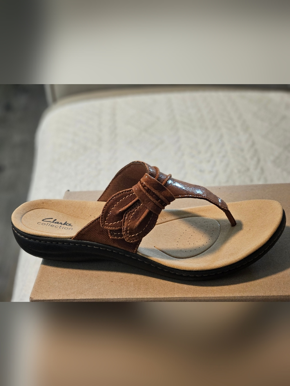Clarks Brown Women's Thong Sandal with Knot Accent - Picture 2 of 6